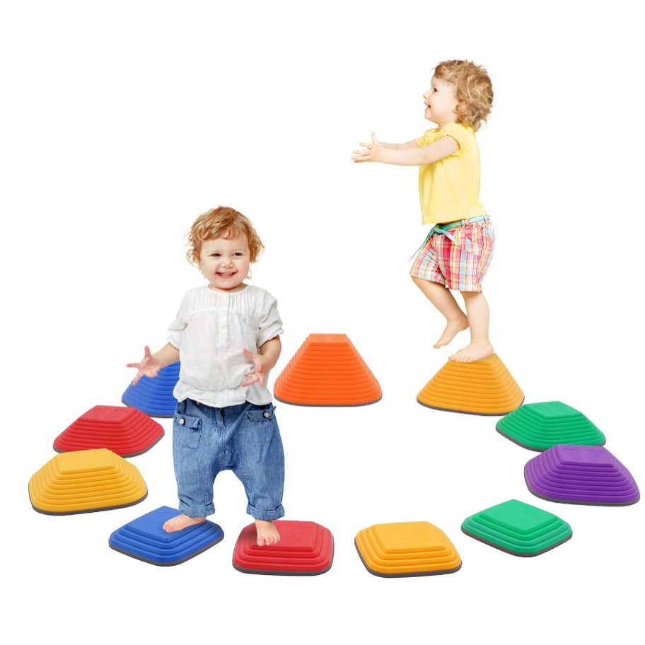 Děti šlápnutí kamenů